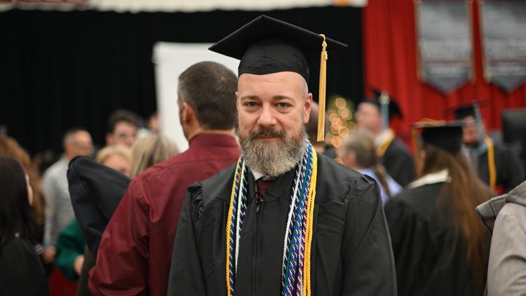 Veteran overcomes PTSD to graduate summa cum laude in social&nbsp;work